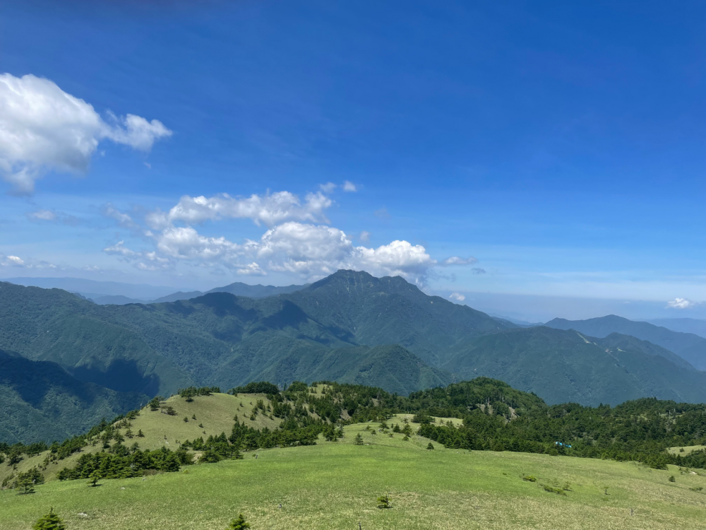 男山中腹から臨む石鎚山